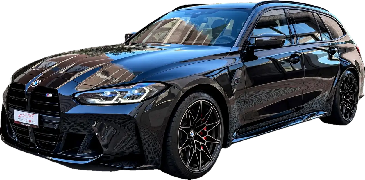 BMW M3 Touring nera vista di tre quarti, in uno studio buio