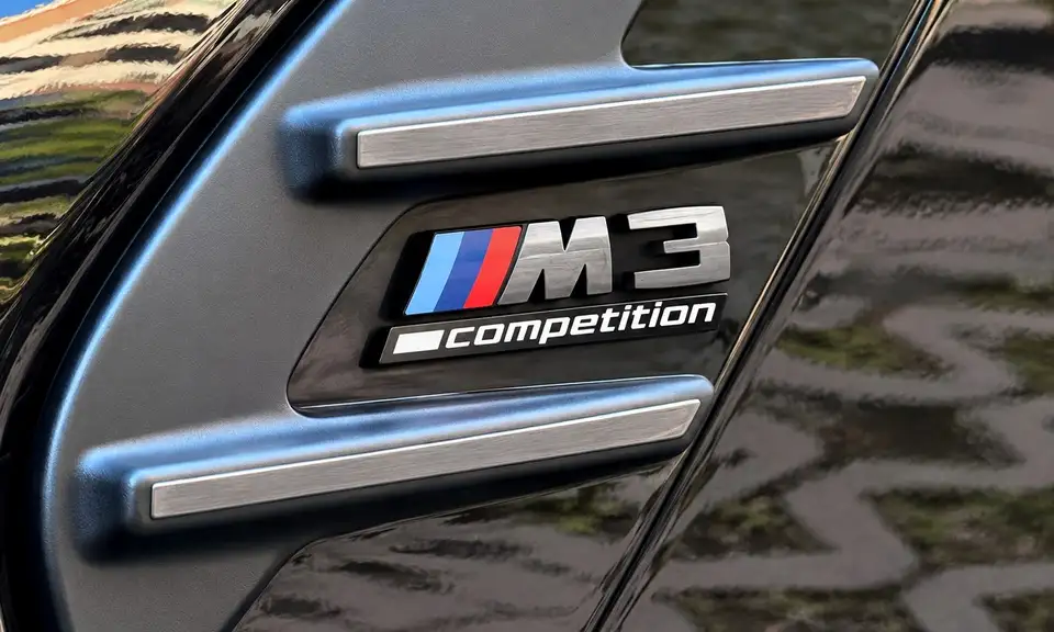 Il logo M3 Competition sulla fiancata nera