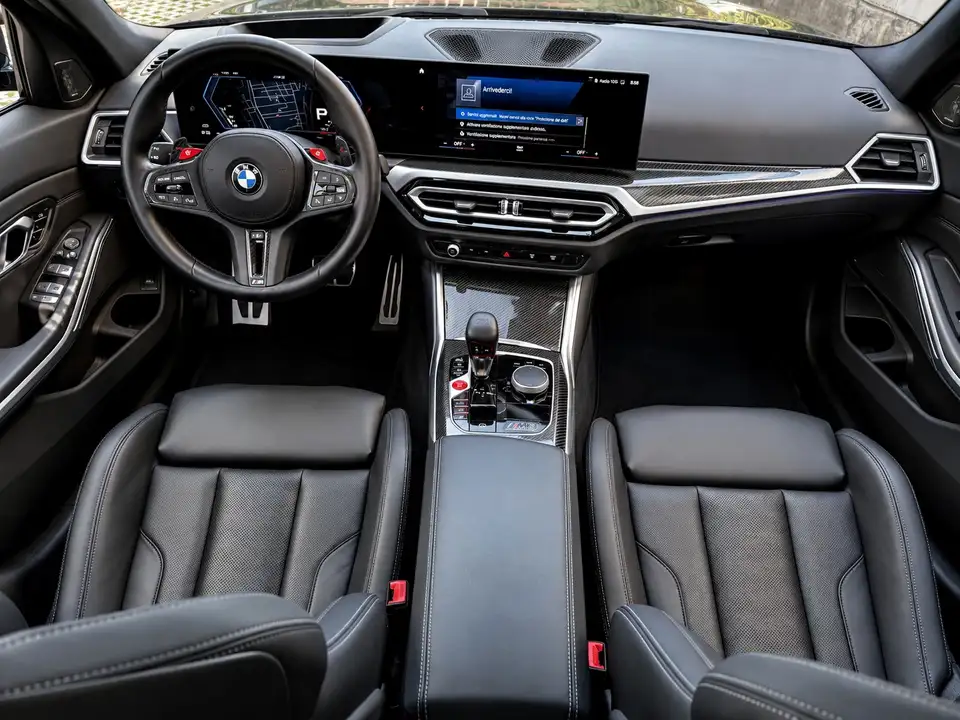 Abitacolo della BMW M3 Touring: volante, cruscotto digitale e sedili in pelle nera