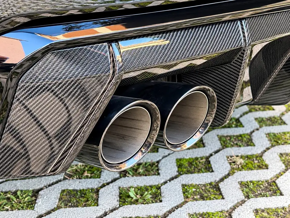 I quattro terminali di scarico in carbonio della BMW M3 Touring